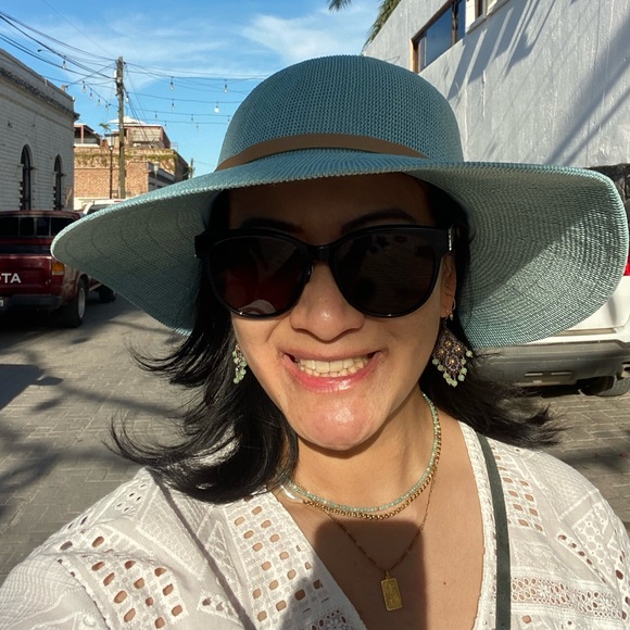 Meet your Posher, Mercedes - Picture 3 of 5